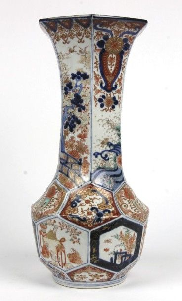 null JAPON Vase balustre de forme hexagonale en porcelaine Imari décorée de personnages...