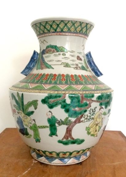 null CHINE Vase en porcelaine polychrome de la famille verte à décor de scènes bucoliques,...