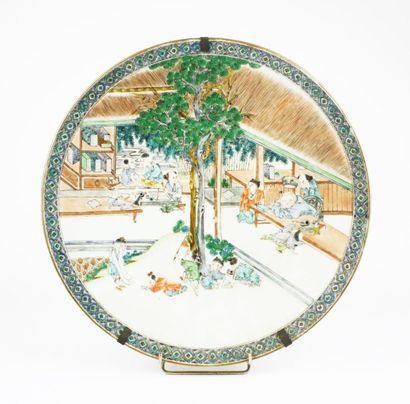 null CHINE Plat circulaire en porcelaine polychrome à décor de jeux d'enfants. XIXème...