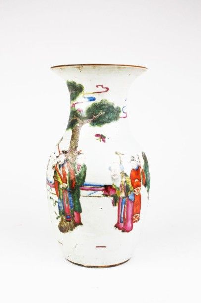 null CHINE Vase de forme balustre en porcelaine polychrome à décor de personnages....