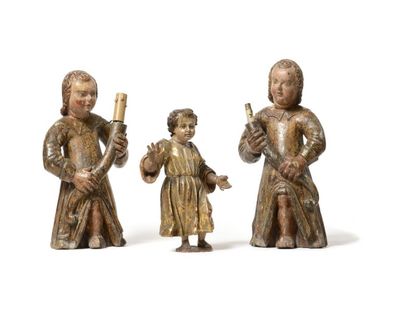 null PAIRE D'ENFANTS céroféraires en bois sculpté en ronde-bosse, doré et polychromé....