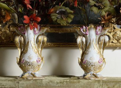 null PAIRE DE VASES DE MARIES en porcelaine de Paris. XIXème siècle Haut : 33 cm...