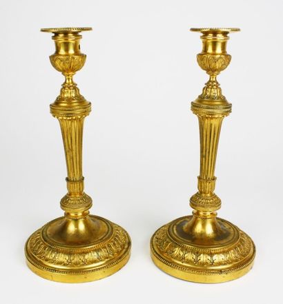 null PAIRE DE BOUGEOIRS en bronze doré et ciselé à fût orné de cannelures. Epoque...