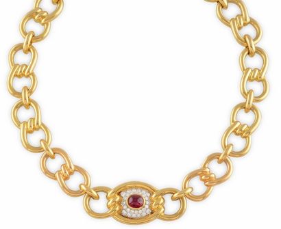 null IMPORTANT COLLIER en or jaune lisse aux maillons circulaires et godronnés retenant...