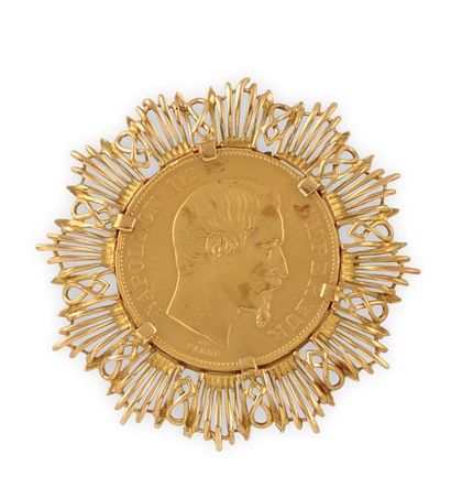 null BROCHE en or jaune retenant en son centre une pièce de 50 Francs Napoléon III...