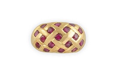 null BAGUE BOULE en or jaune la monture bombée et sertie de dix sept rubis de taille...