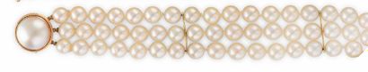 null BRACELET composé de 3 rangs de 21 perles de culture rondes séparées de 2 barrettes...