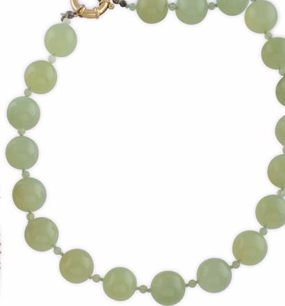 null COLLIER en jade, retenant une alternance d’importantes perles de jade de forme...
