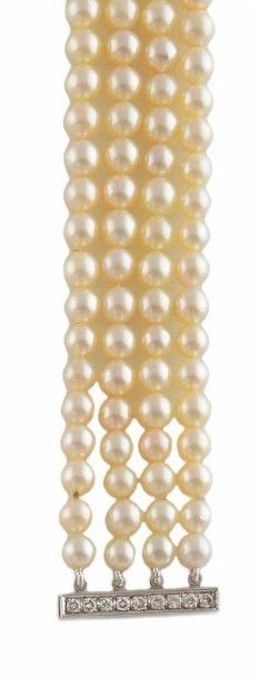 null BRACELET composé de 4 rangs de 28 perles de culture de rondes. Fermoir barette...