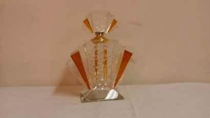 null FLACON A PARFUM en cristal taillé Haut : 27 cm Larg : 22 cm