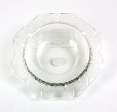 null LALIQUE FRANCE PLAT CREUX en cristal moulé de forme octogonale à contour feuillagé....