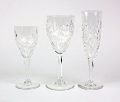 null SAINT LOUIS Service de verres en cristal taillé modèle Chantilly comprenant...