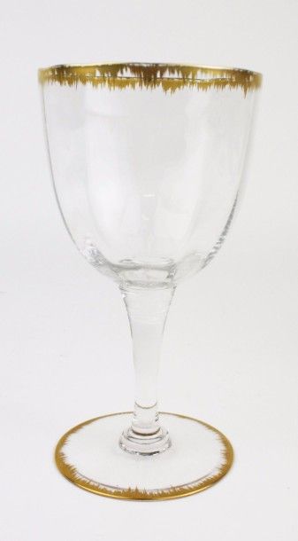 null SAINT LOUIS (attribué à) Partie de service de verres en cristal et or comprenant...