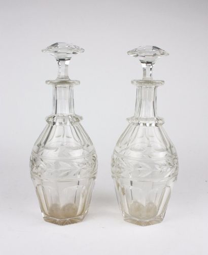 null BACCARAT Paire de carafes en cristal avec leurs bouchons. Haut : 30 cm (quelques...