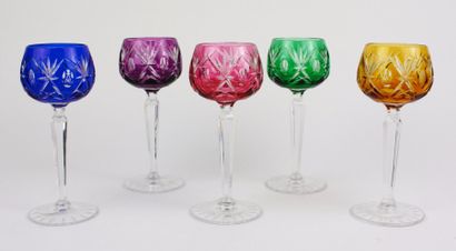 null SAINT LOUIS (Dans le gout de) Suite de 5 verres de couleur sur pied Haut : 19...