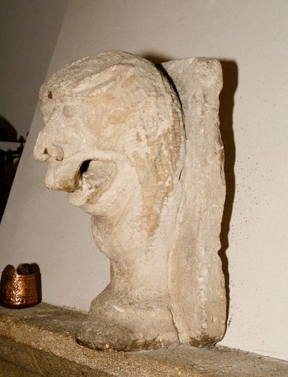 null HAUT-RELIEF en pierre calcaire sculptée représentant un protomé de Lion , gueule...