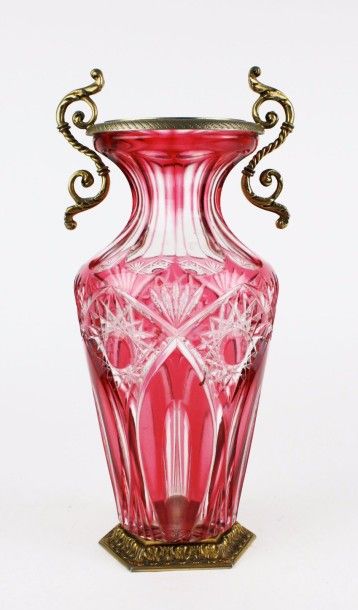 null Martin BENITO Vase balustre en cristal taillé teinté rose à monture en bronze...
