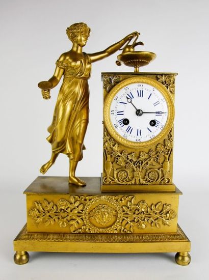 null PENDULE en bronze doré et ciselé à décor d'une femme à la cruche, le cadran...