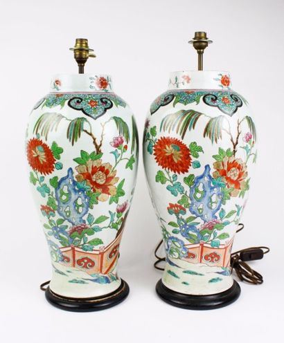 null SAMSON Paire de vases montés en lampe de forme balustre en porcelaine polychrome...