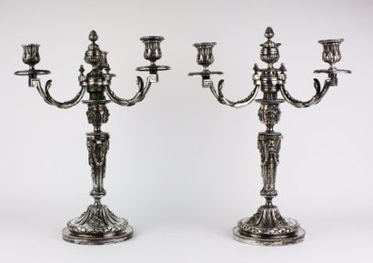 null PAIRE DE CANDELABRES en métal argenté à trois bras de lumière richement ciselé...