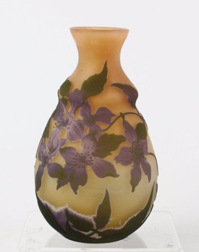 null ETABLISSEMENT GALLE Vase de forme pansue en verre gravé dégagé à l'acide à décor...