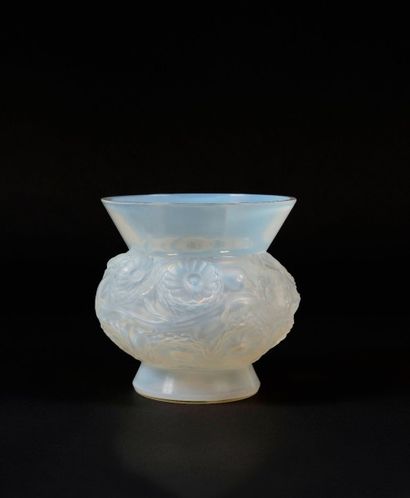 null R. LALIQUE FRANCE Vase modèle Soucis en verre soufflé moulé patiné opalescent....