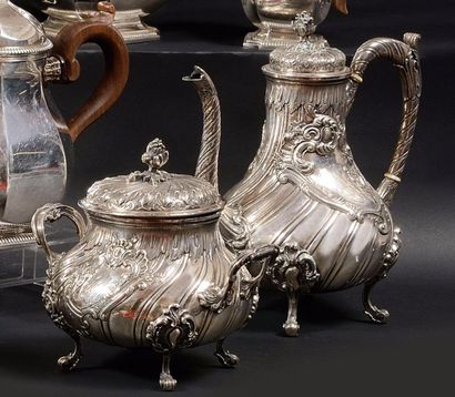 null CAFETIERE et SUCRIER couvert en argent ornés de cotes doubles torses, pieds...