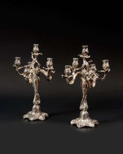 null PAIRE DE CANDELABRES à cinq branches et six lumières en bronze argenté de style...