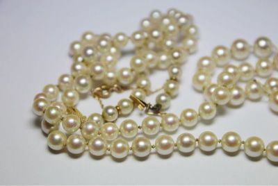 null COLLIER de perles de culture de couleur blanche, légèrement en chute séparées...