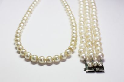 null LOT de deux colliers de perles de culture, l'un à triple rangs de perles de...