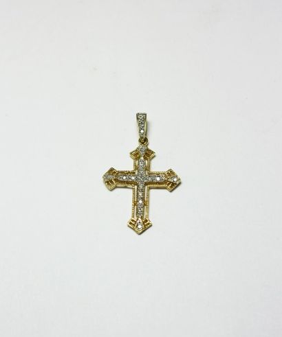 null PENDENTIF en or jaune stylisant une croix sertie de diamants de taille brillant,...