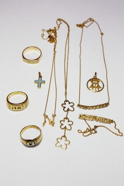 null LOT de bijoux en or jaune comprenant plusieurs BAGUES, GOURMETTES et COLLIERS....