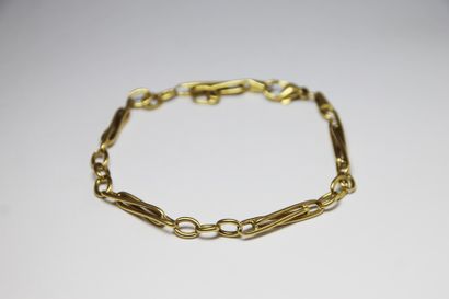 null BRACELET en or jaune, la maille en motif de volutes entrelacés ponctué de mailles...