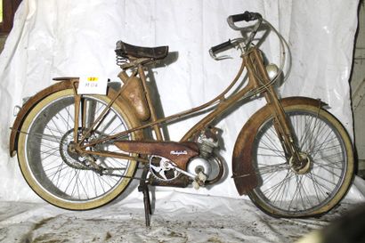 null Lot de 3 Motos : Motobecane Type AV3 N° 713933 ; Peugeot 49,9 ; le Poulain