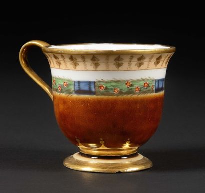 null SÈVRES Pot à jus, peut-être nommé pot à jus Pestum, à fond écaille à décor polychrome...