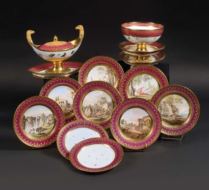 null SÈVRES Deux assiettes en porcelaine dure provenant du service fond pourpre,...