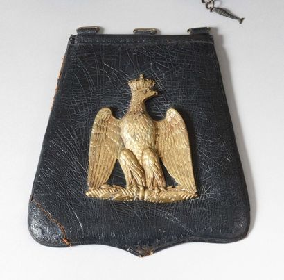  Sabretache de hussard En cuir noir à motifs rapportés à l’Aigle sous couronne. A.B.E....