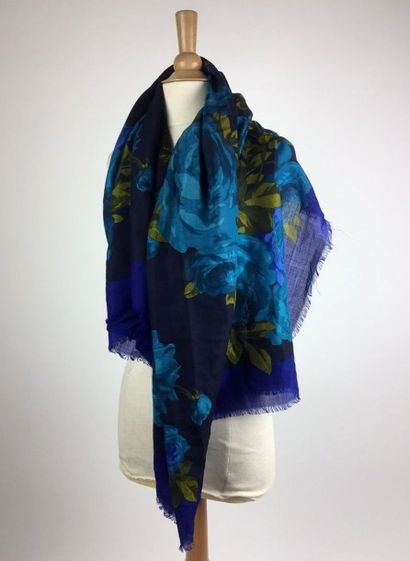 Yves Saint LAURENT CHALE en laine et soie dans les tons bleu de motif fleuri. 136...