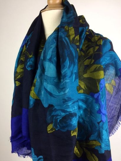 Yves Saint LAURENT CHALE en laine et soie dans les tons bleu de motif fleuri. 136...