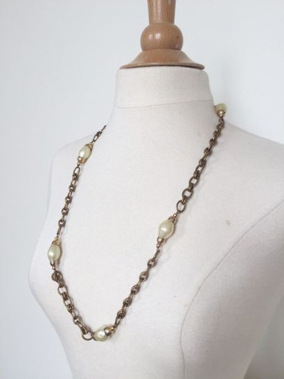 CHANEL COLLIER en chaîne en métal doré entrecoupée de perles de fantaisie. Bon état....