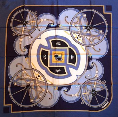 HERMES Paris CARRE "Washington's Carriage" en soie bleu. Bon état (une petite tache)....