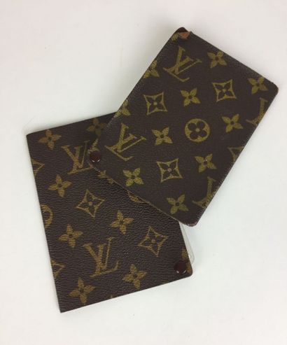 LOUIS VUITTON DEUX PORTE-CARTES en toile Monograme. Bon état général (traces d'usage...