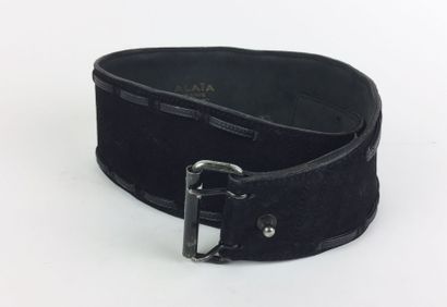 ALAÏA Large CEINTURE en cuir et daim noir. Boucle en métal. Bon état. T. 70.