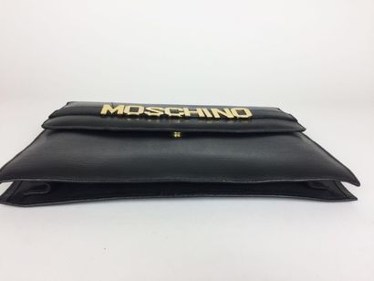 MOSCHINO POCHETTE en cuir. Fermeture sur un bouton à pression. Très bon état. 26...