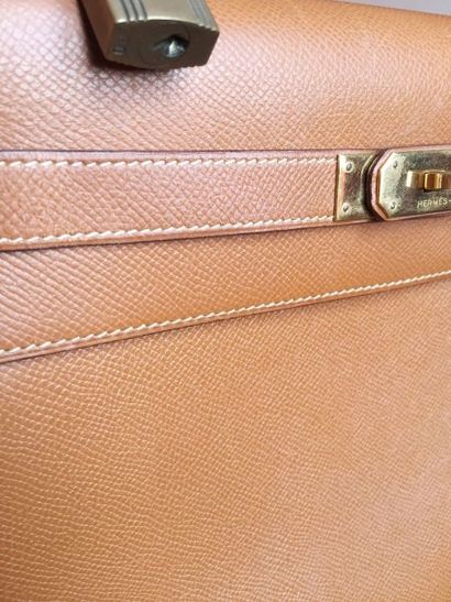 HERMES Paris SAC Kelly 32 cm en cuir Epsom couleur « Champagne ». Anse portée main...