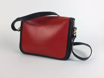 CELINE SAC en cuir rouge et noir. Porté en bandoulière. Bandoulière réglable en cuir....