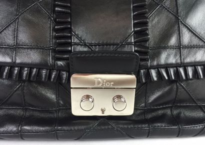 DIOR, collection 2012 SAC « New Look » porté épaule en cuir d’agneau noir. Fermeture...