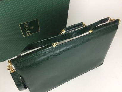 GUCCI CARTABLE en cuir vert et croco cognac. Anse portée main métal doré et cuir....