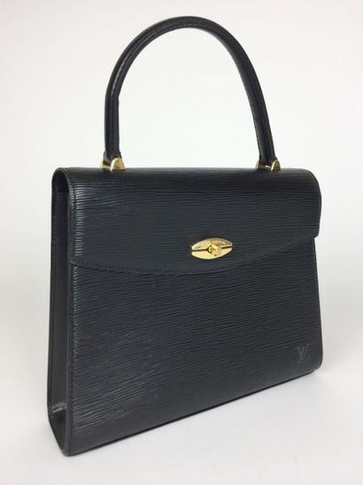 LOUIS VUITTON SAC "Malherbes" en cuir épi noir. Anse portée main en cuir. Férmoir...