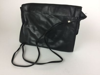 MOSCHINO SAC-POCHETTE en cuir noir. Porté en bandoulière. Etat d'usage (garniture...